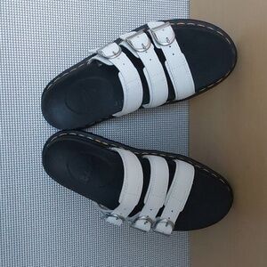 NWOT Dr. Martens platform sandals size 7